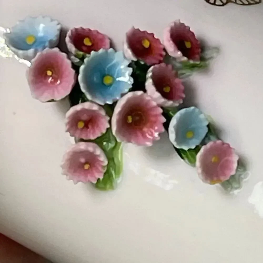 VTG Lefton China pink porcelain bud vase applied high -relief flowers. 6”